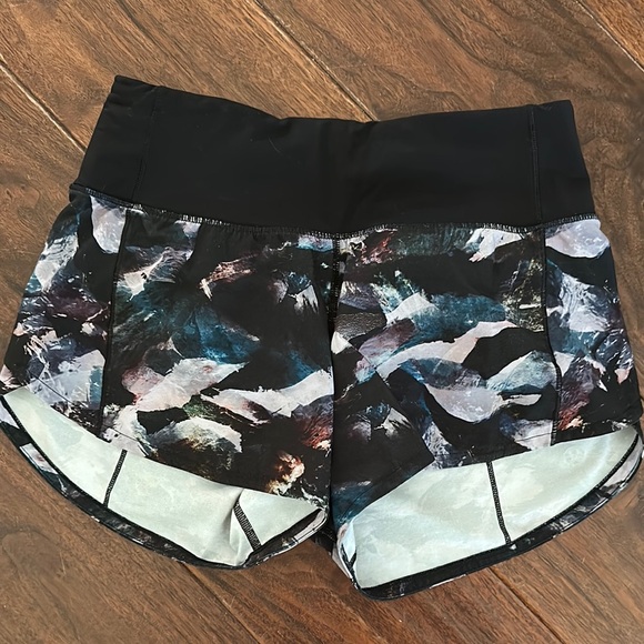 Lululemon Multicolor Women's Shorts Sz 2Tall - Picture 1 of 3